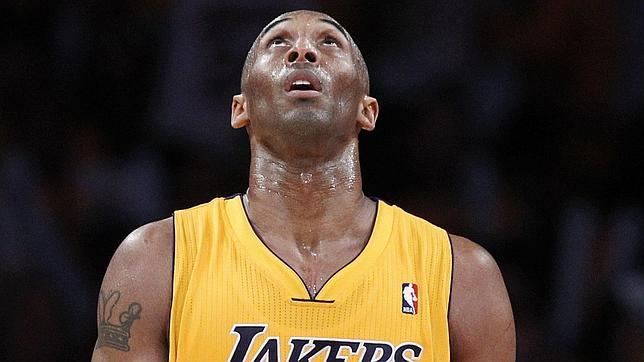 Kobe Bryant da vida a los Lakers