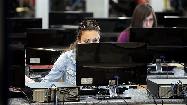 Dos de cada tres españoles trabajan más horas en comparación con 2010