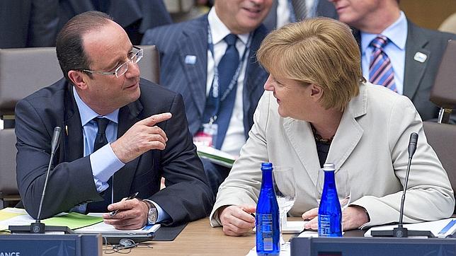 Hollande y Merkel escenifican su ruptura sobre los eurobonos