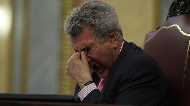 Diputados aburridos entre bostezo y decreto