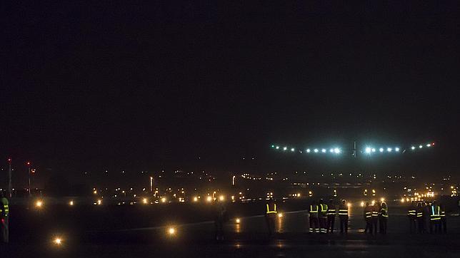 El avión Solar Impulse «carga pilas» en Barajas