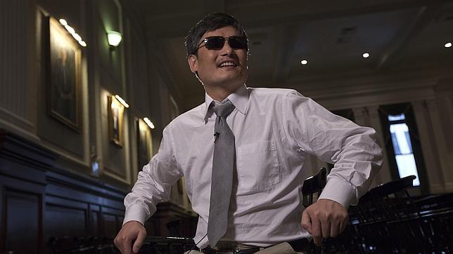 El hermano del disidente ciego chino también huye del acoso policial