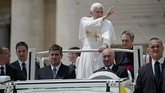 El Vaticano busca los cómplices del mayordomo y otros «topos» sin descubrir