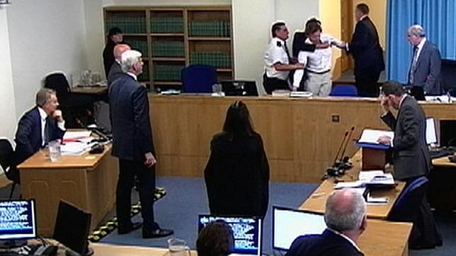 Un individuo interrumpe a Blair durante la Comisión Leveson y le llama «criminal de guerra»