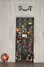 La cripta donde estuvo enterrado Elvis, a subasta