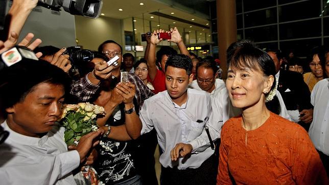 «La Dama» sale de territorio birmano por primera vez en 24 años