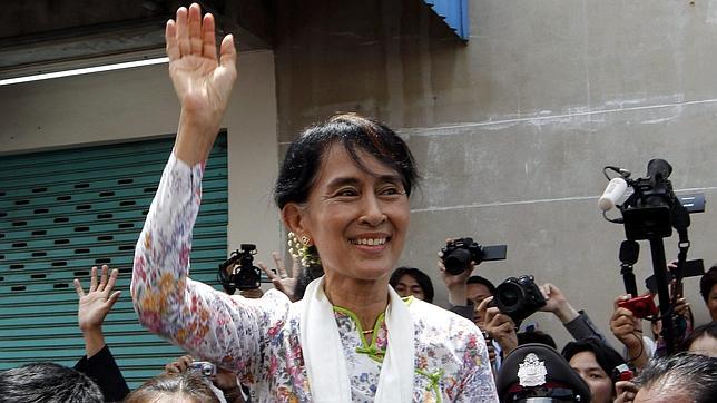 Aung San Suu Kyi busca apoyo internacional en su primera salida de Birmania desde 1988