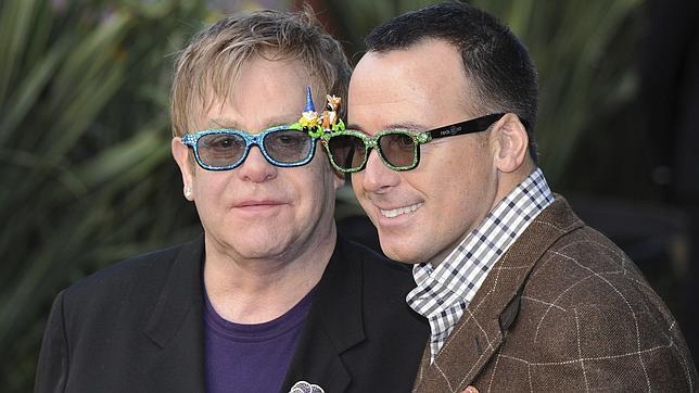 Elton John reaparece tras ser ingresado en el hospital