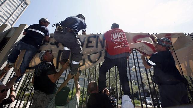Varios heridos y detenidos en la manifestación de mineros ante Industria