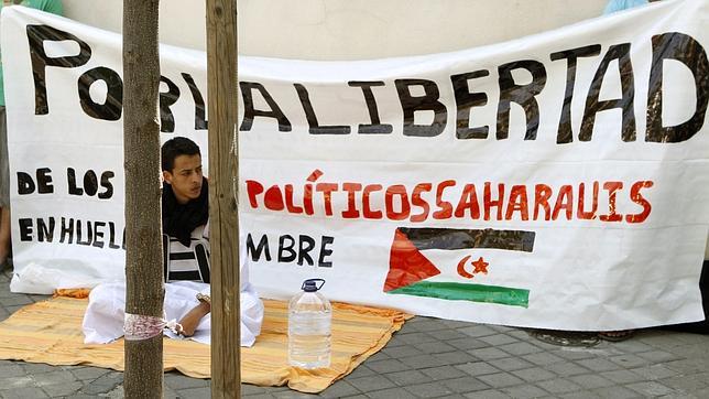 Un saharaui se pone en huelga de hambre ante la Embajada de Marruecos