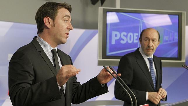 El líder de los socialistas navarros se rinde ante Rubalcaba pese a que apoyó a Chacón