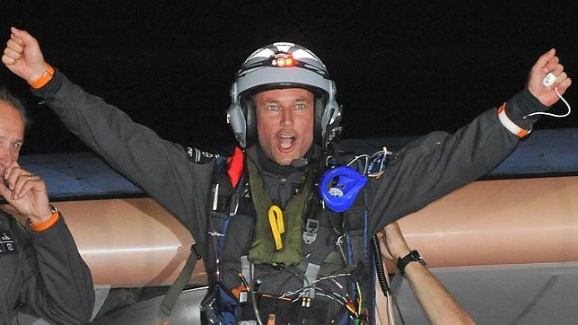 El nieto del «profesor Tornasol» continúa la saga al cruzar el Mediterráneo con Solar Impulse