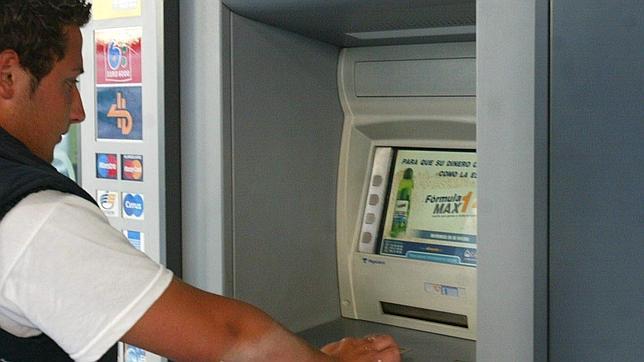 La OCU lanza una campaña contra «la asfixia de las comisiones bancarias»