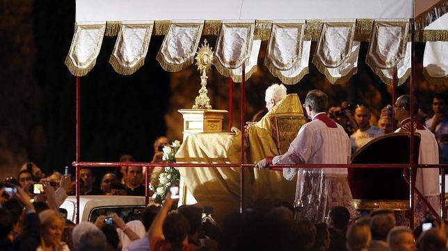 El Papa invita a revalorizar la adoración silenciosa a la Eucaristía