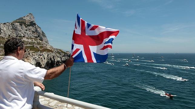 La negociación de pesca en Gibraltar, aparcada hasta después de la visita del Príncipe Eduardo al Peñón
