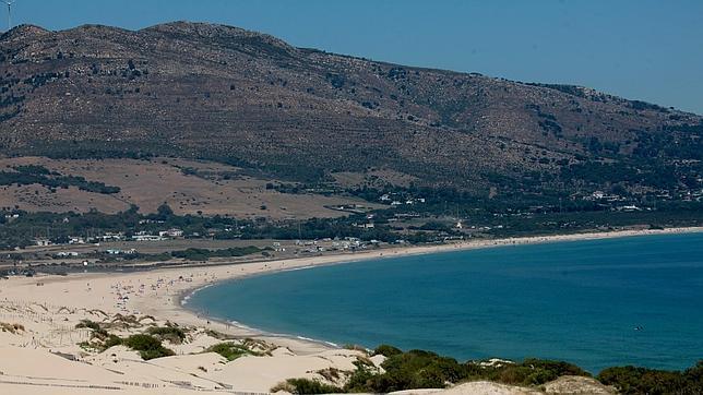 Medio Ambiente afirma no tener criterio para proteger la playa de Valdevaqueros