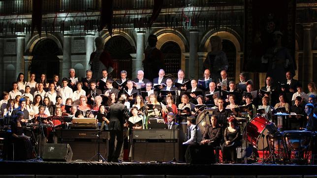El coro del conservatorio pone en pie al público toledano