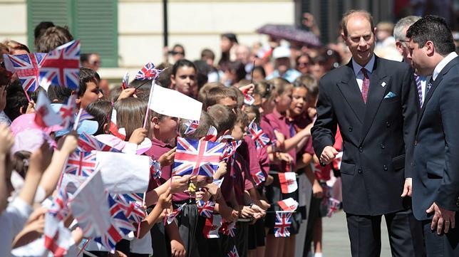 Colegios cerrados y horas libres para jalear al Príncipe Eduardo en Gibraltar