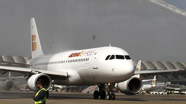 Las aerolíneas ganarán en 2012 menos de la mitad que en 2011