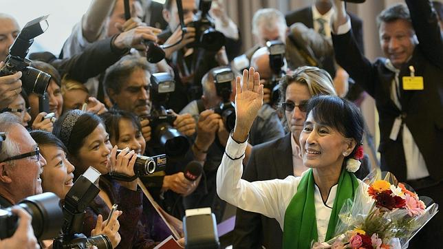 La Nobel birmana llega a Europa en una gira histórica