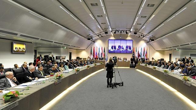 La OPEP mantiene su techo de producción de crudo en plena caída de precios