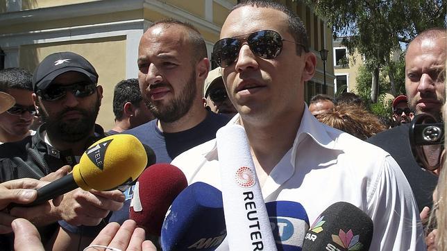 Los neonazis griegos arremeten contra los kioskos electorales de la izquierda radical