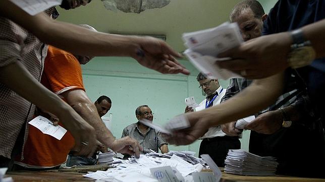 La Junta militar limita los poderes del futuro presidente egipcio