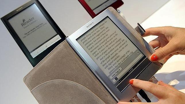 Los «ebooks» superan en ingresos por primera vez a los libros de tapa dura en EE.UU.