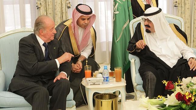 El Rey, el primer jefe de Estado en trasladar personalmente el pésame al Rey Abdulá