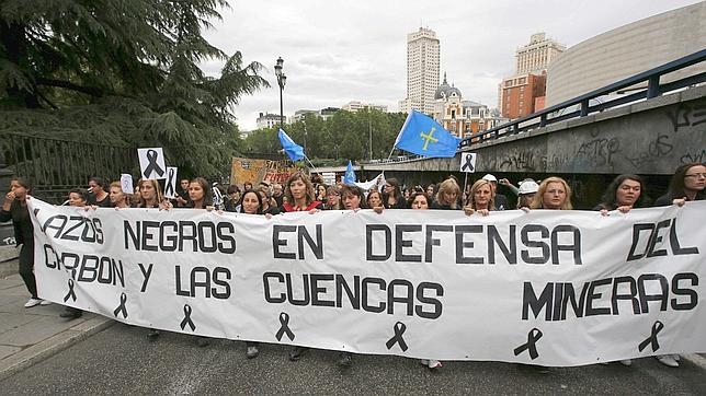 Los mineros cortan diversas carreteras en Asturias y León