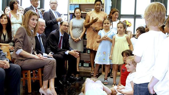 Los Príncipes de Asturias visitan en EE.UU. la sede de la cadena en español más importante