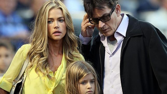 Charlie Sheen y Denise Richards, juntos de nuevo... en el béisbol