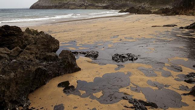 El Ayuntamiento asturiano de Carreño cierra al baño sus playas por un vertido de fuel
