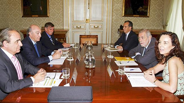 Beteta: «El Gobierno está estudiando bajar el sueldo a los funcionarios»