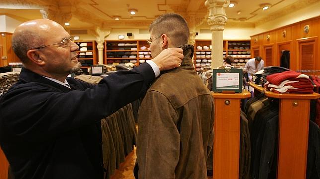 Las ventas del comercio minorista moderan su descenso al 4,3% en mayo y suman 23 meses a la baja