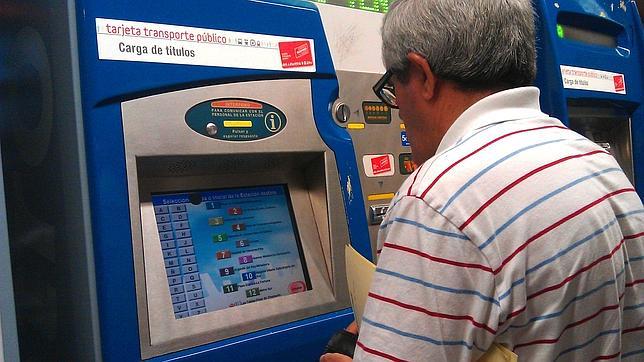 Caótico estreno del nuevo billete sencillo de metro