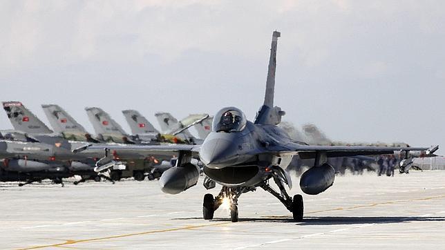 Turquía envía cazas a la frontera ante la presencia de helicópteros militares sirios