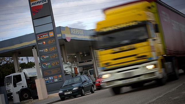 Los carburantes suben «como un cohete y bajan como una pluma», según la CNC