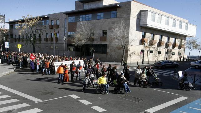 Sanidad endurece los requisitos para los cuidadores familiares de los dependientes