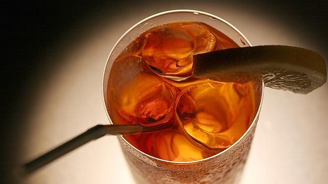 ¿Qué pasa si dejas un diente en un vaso de Coca-Cola toda la noche?