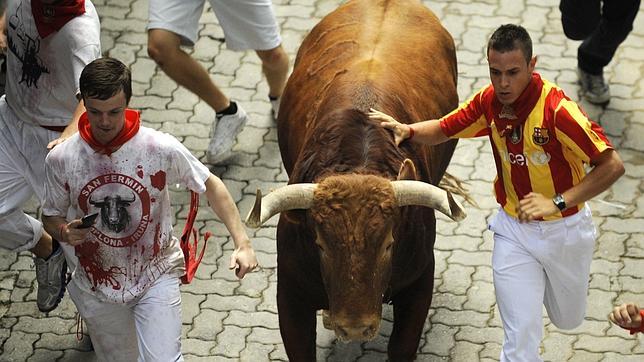 Sanfermines 2012: Vertiginoso y limpio encierro de los toros de El Pilar