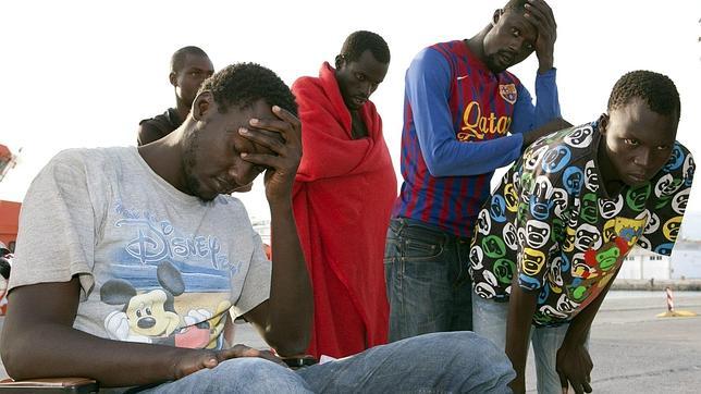 Trasladan al hospital a 7 de los 57 inmigrantes llegados en patera a Motril