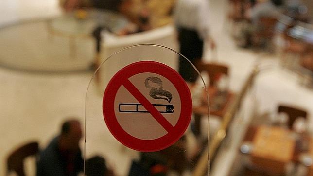Dejar de fumar engorda una media de cinco kilos después de un año