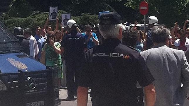 «¡Manos arriba, esto es un atraco!», protesta de espontáneos a las puertas del Congreso