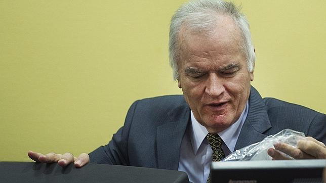 Interrumpido el juicio a Mladic después de sentirse mal y ser trasladado a un hospital