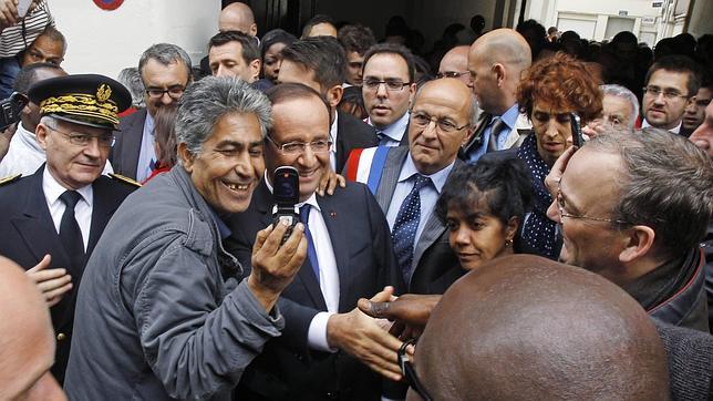 Hollande, cercado por la crisis