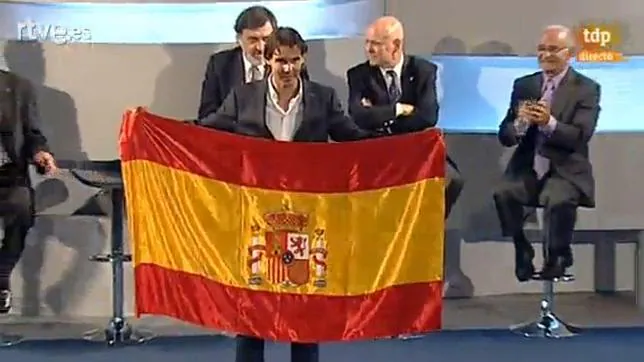 Nadal recibe la bandera de España como abanderado del equipo olímpico de Londres