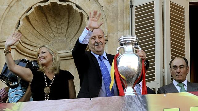 Del Bosque: «El fútbol no puede aliviar la crisis a los españoles»