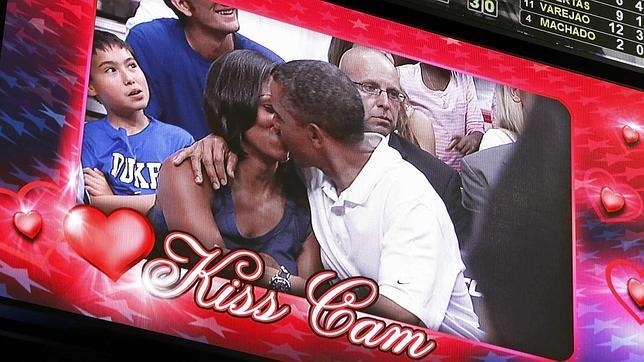 El beso de Obama con su esposa le roba todo el protagonismo a Lebron James