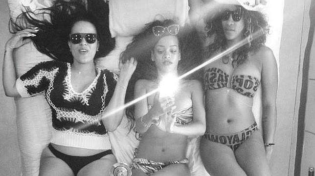 Rihanna seduce en bikini con unas amigas por las aguas del Mediterráneo